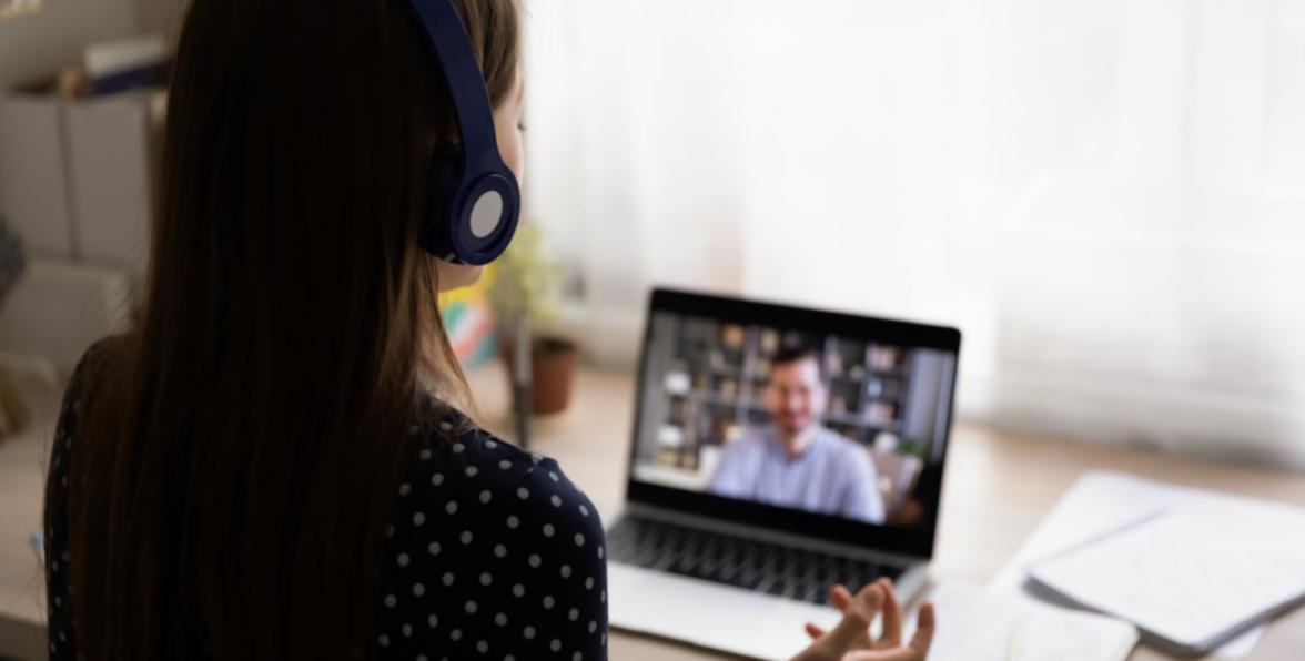 Espacio de trabajo colaborativo donde se analizan estrategias financieras para emprendimientos